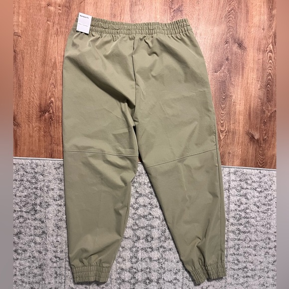 Nike Sportswear Swoosh Size XL Woven Pants Joggers Tan New - Picture 3 of 5